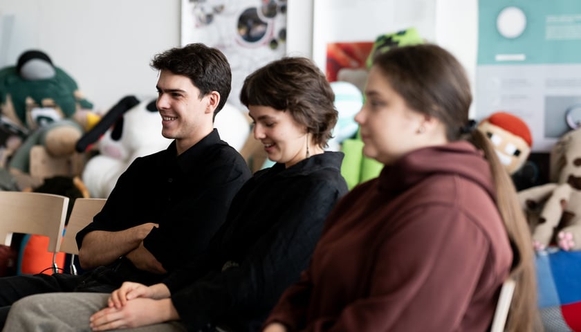 Projekt „Przyjazne Miasto” realizowany przez Smart City Wrocław oraz Katedrę Wzornictwa Akademii Sztuk Pięknych im. Eugeniusza Gepperta i Wydział Mechaniczno-Energetyczny Politechniki Wrocławskiej.