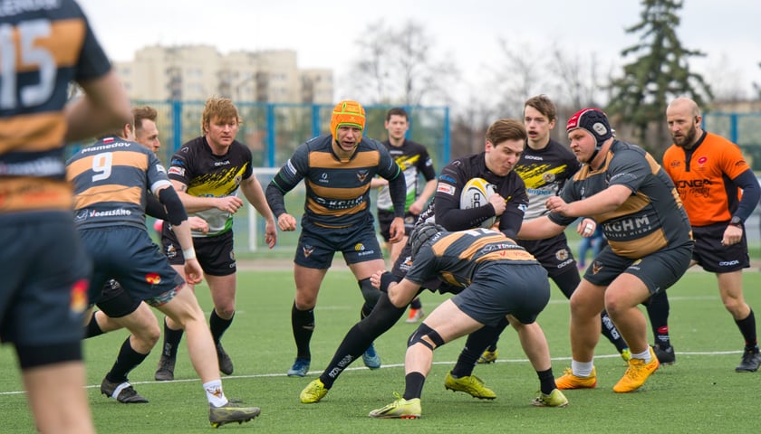 Powiększ obraz: Fragment meczu na stadionie przy ul. Lotniczej 72 pomiędzy KS Rugby Wrocław i Watahą Zielona Góra. Kilkunastu zawodników walczy o owalną piłkę (4.04.2026 r.)