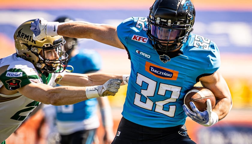 Powiększ obraz: <p>zawodnik Panthers Wrocław z piłką</p>