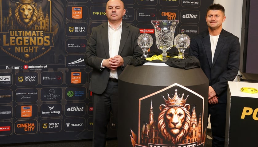 Powiększ obraz: Ultimate Legends Night Wrocław 2026: Polska – Reszta Świata. Piotr Ćwielong i Wojciech Bochniak odsłonili trofeum, o które zagrają piłkarze