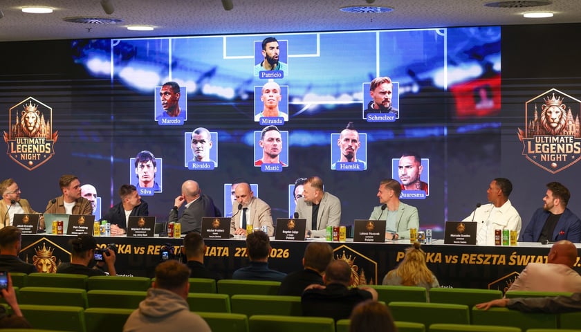 Powiększ obraz: Potencjalny skład Reszty Świata w meczu legend