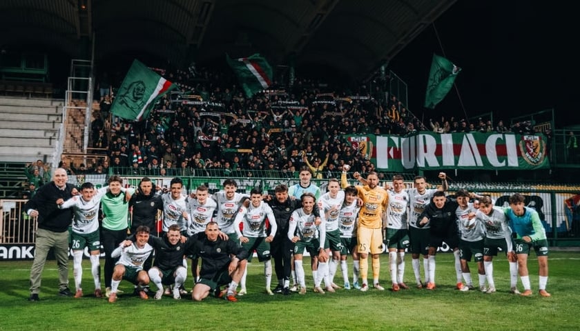 Powiększ obraz: Radość Piłkarzy i kibiców Śląska po ostatnim zwycięstwie z Górnikiem Łęczna (4:0)