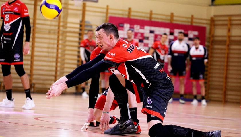 Powiększ obraz: Siatkarze Gwardii Wrocław wygrali ostatni mecz ligowy w Spale