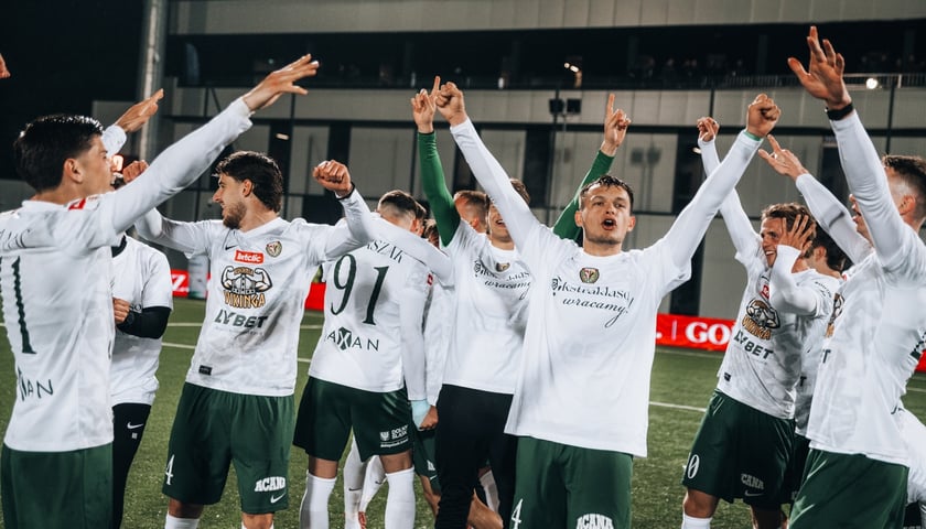 Piłkarze Śląska Wrocław cieszą się z awansu do PKO BP Ekstraklasy. Do elity wracają po roku, a awans przypieczętowali wyjazdową wygraną z Polonią Bytom. Teraz czas na wspólne świętowanie.