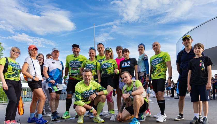 Biegacze przed startem 12. Tarczyński Nocnego Wrocław P&oacute;łmaratonu