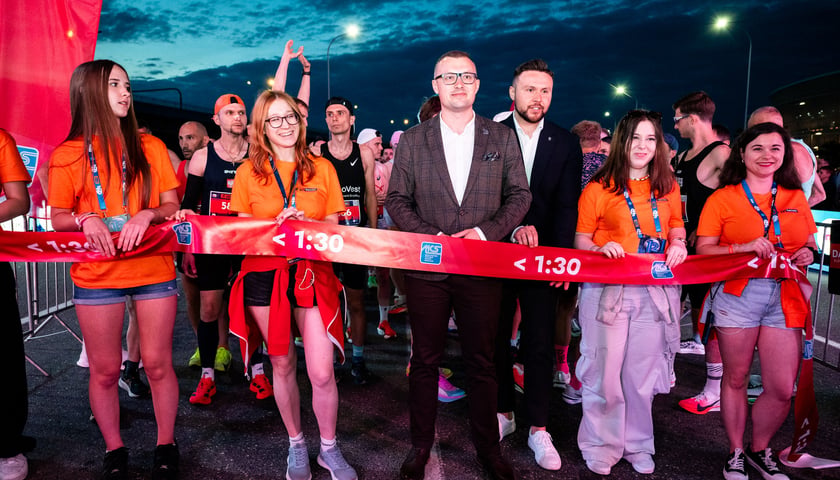 Powiększ obraz: <p>W środku wiceprezydent Wroclawia Mateusz Żak, obok Mateusz Jędrachowicz, wiceprezes ARAW S.A. 12. Tarczyński Nocny Wrocław P&oacute;łmaraton&nbsp;</p>