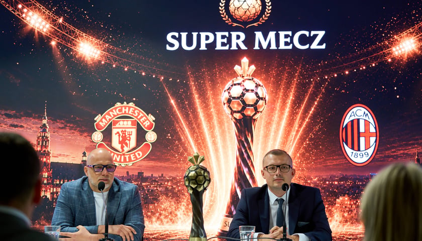 Powiększ obraz: Tomasz Rachwał (pomysłodawca i organizator Super Meczu) i Mateusz Żak (wiceprezydent Wrocławia) na konferencji prasowa na Tarczyński Arenie