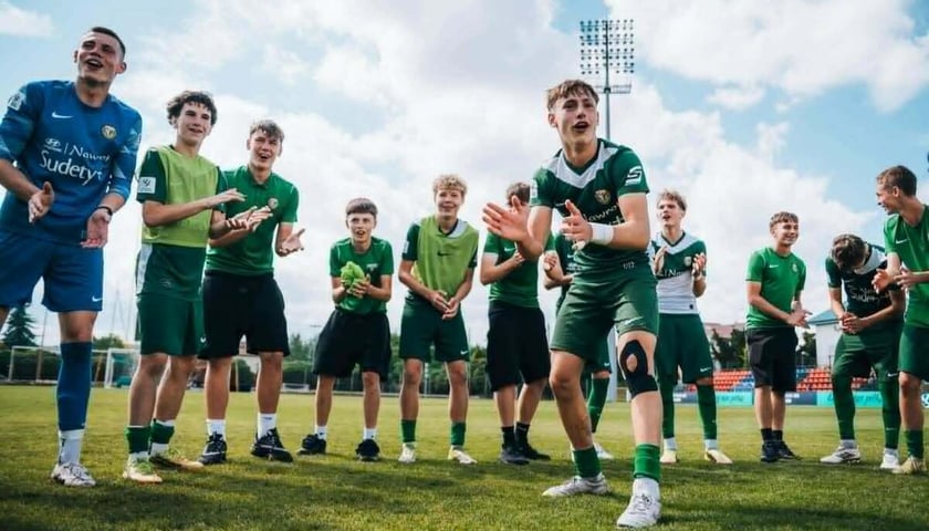 Powiększ obraz: Piłkarze Śląska Wrocław U15 cieszący się ze zdobycia mistrzostwa Polski. Sobota 13.06.2026