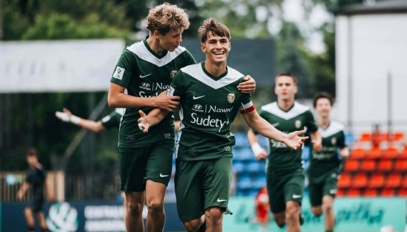 Powiększ obraz: Piłkarze Śląska Wrocław U15 cieszący się ze zdobycia mistrzostwa Polski. Sobota 13.06.2026