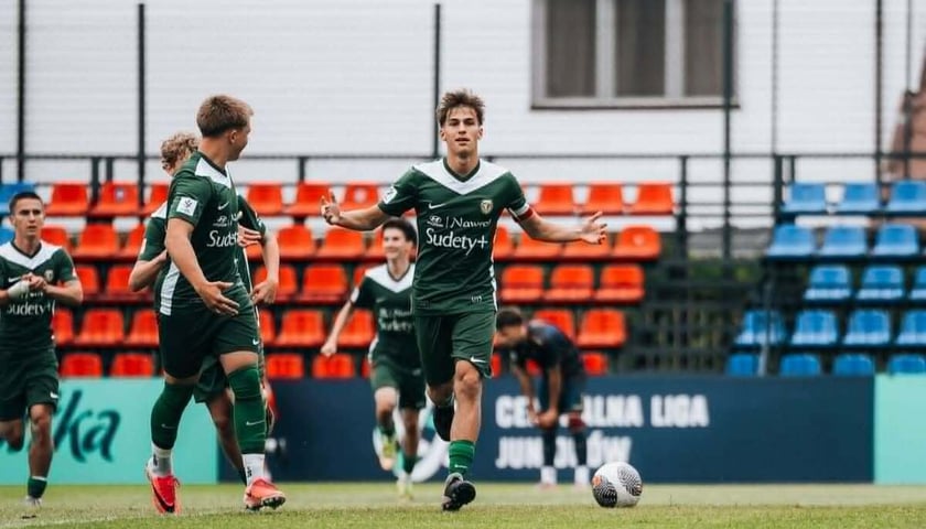 Powiększ obraz: Piłkarze Śląska Wrocław U15 cieszący się ze zdobycia mistrzostwa Polski. Sobota 13.06.2026