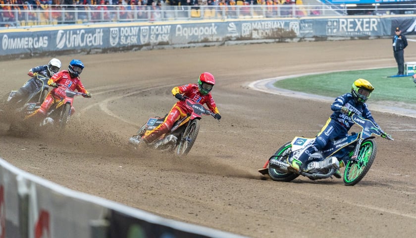 Powiększ obraz: Czterech żużlowców ściga się w czasie zawodów na Stadionie Olimpijskim