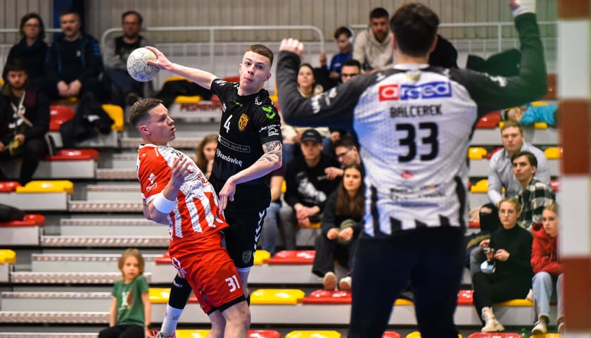 Powiększ obraz: Wrocławscy szczypiorniści nie mieli szans w starciu z liderem Ligi Centralnej