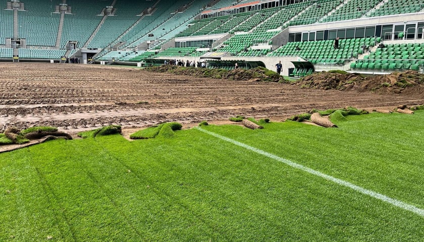 Powiększ obraz: Wymiana murawy przed sezonem 2025/2026