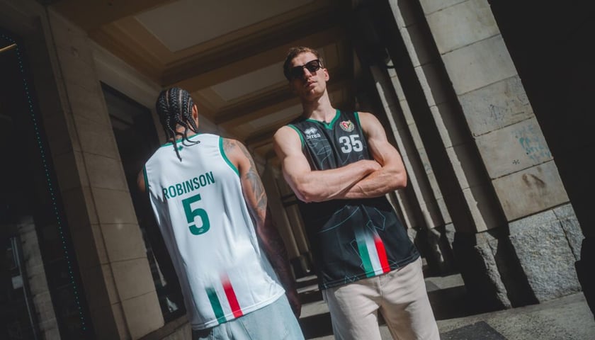 Davin Robinson i Jakub Nizioł w nowych koszulkach na mecze w polskiej ekstraklasie