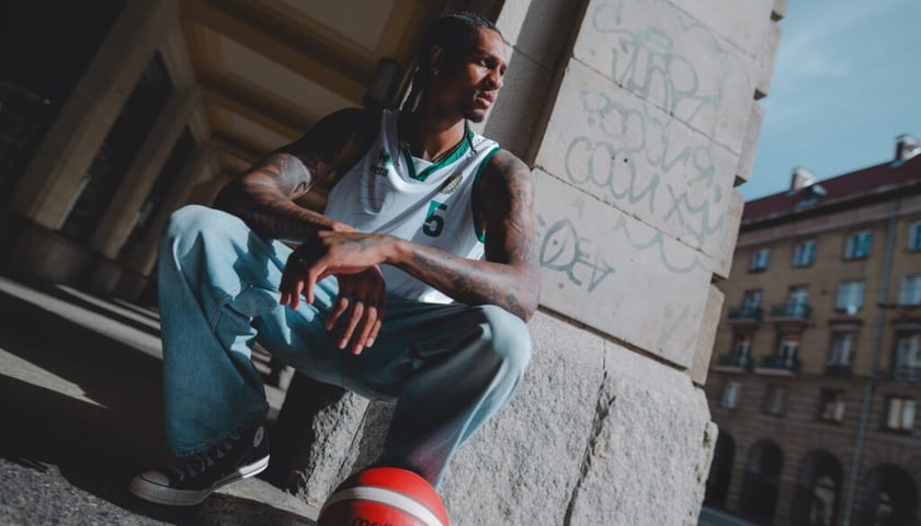 Devin Robinson w nowej, białej koszulce na mecze domowe w polskiej ekstraklasie