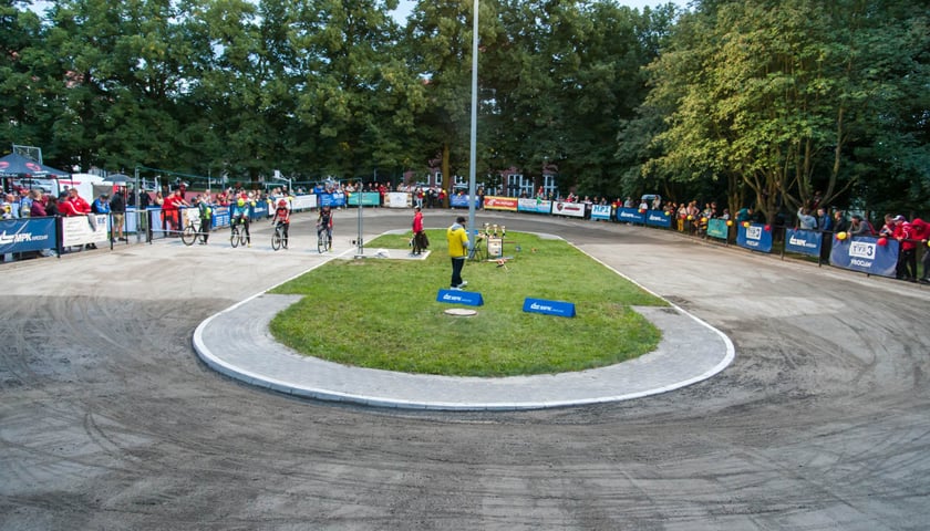 Powiększ obraz: Zawodnicy Szarży Wrocław ścigają się na torze wybudowanym w ramach WBO