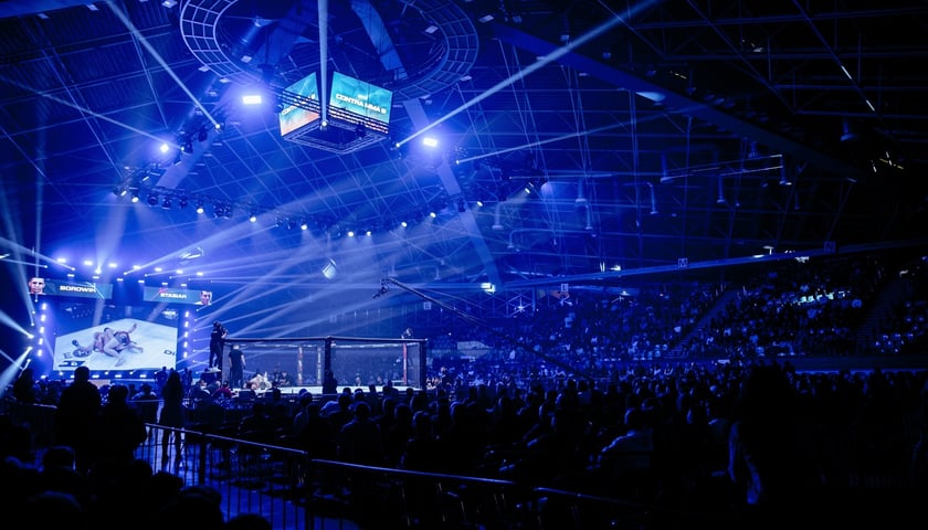 Powiększ obraz: Hala Orbita pełna kibiców podczas Gali Contra MMA 8