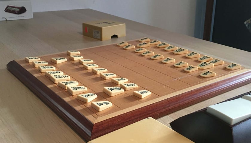 Powiększ obraz: W shōgi gra się na planszy 9 na 9 pól, a figury są płaskie