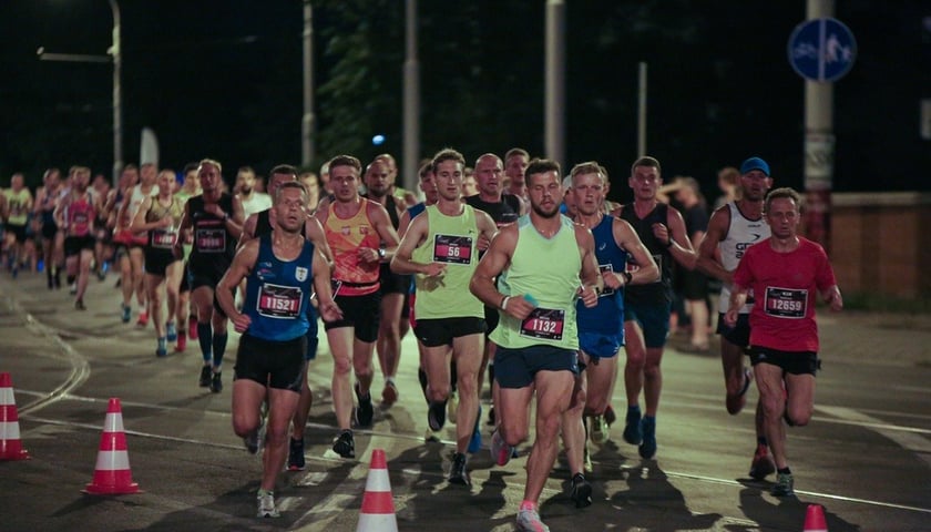 Ostatni raz we wrocławskim nocnym półmaratonie biegacze rywalizowali w 2019 r.
