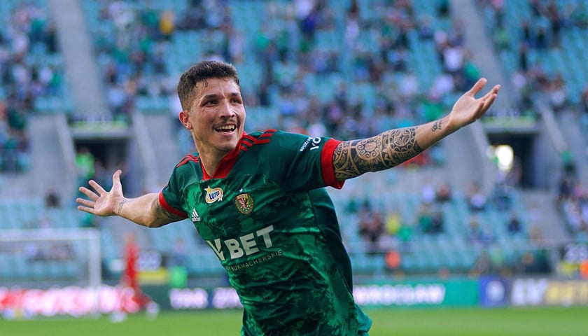 Powiększ obraz: W ostatnim ligowym meczu Śląska gola na wagę punktu zdobył Erik Exposito