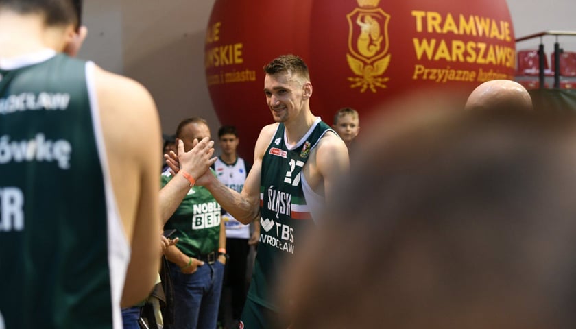 Powiększ obraz: Koszykarze Śląska mogli liczyć w Warszawie na wsparcie wrocławskich kibiców