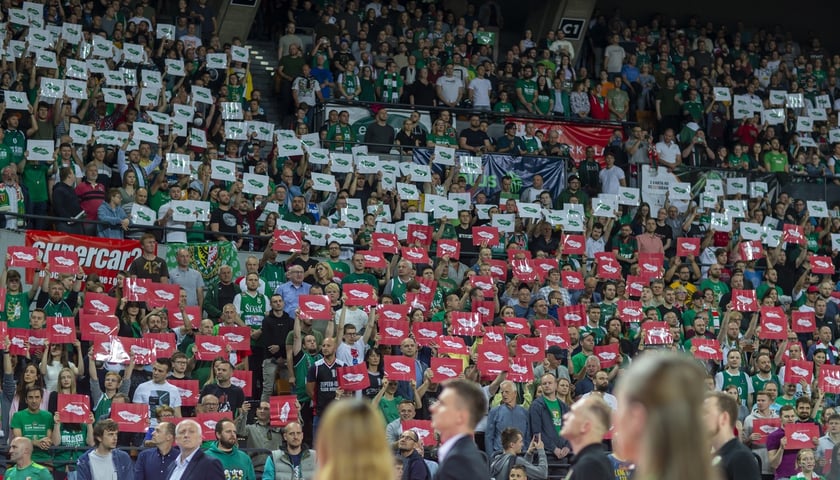 Powiększ obraz: Efektowna kartoniada pozwoliła utworzyć wielką flagę Polski.