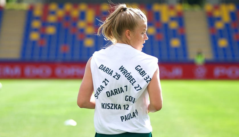Piłkarki Śląska wyszły na rozgrzewkę w koszulkach z pozdrowieniami dla kontuzjowanych koleżanek