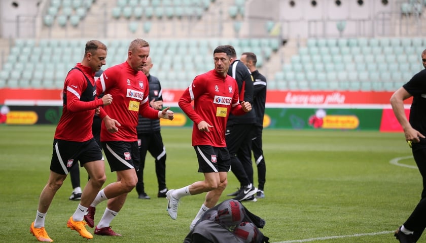 Powiększ obraz: Kamil Grosicki, Kamil Glik i Robert Lewandowski trenowali dziś na Tarczyński Arena