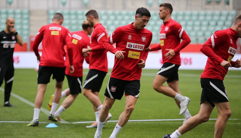 Powiększ obraz: Kadra trenuje we Wrocławiu z Robertem Lewandowskim w składzie