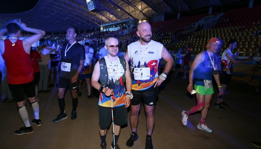 Nocny Półmaraton Wrocław 2022, uczestnicy, znajdź się na zdjęciach ze staru lub mety