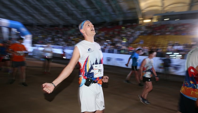 Nocny Półmaraton Wrocław 2022, uczestnicy, znajdź się na zdjęciach ze staru lub mety