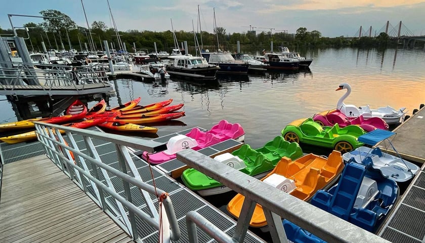 Port Osobowice oferuje miłośnikom turystyki wodnej kajaki i rowery wodne