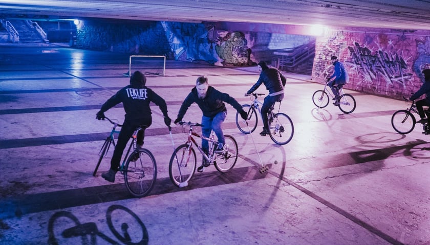 Powiększ obraz: Miłośnicy polo na rowerach regularnie spotykają się na pl. Społecznym we Wrocławiu