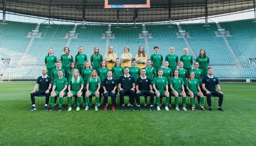 Powiększ obraz: Górny rząd: Daria Matuszewska, Martyna Sieradzka, Natalia Sitarz, Aleksandra Dudziak, Monika Sowalska, Anna Bocian, Hanna Wieczerzak, Jagoda Ostrowska, Maja Przybylak, Joanna Węcławek, Julia Maskiewicz. Środkowy rząd: Martyna Buś, Oliwia Krysman, Gabriela Lewicka, Daria Nowak, Dominika Szkwarek, Katarzyna Białoszewska, Aleksandra Żurek, Klaudia Adamek, Joanna Krzyżanowska, Marcelina Buś. Dolny rząd: Maciej Szaciłło (trener bramkarek), Karolina Iwaśko, Karolina Ostrowska, Małgorzata Korda, Monika Koziarska-Gomola (II trenerka), Piotr Jagieła (I trener), Kacper Haniszewski (trener przygotowania motorycznego), Joanna Wróblewska, Kamila Czudecka, Natalia Kulig, Przemysław Czapiński (fizjoterapeuta).