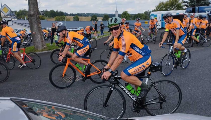 Kolarze i kolarki na trasie tegorocznego wyścigu European Peace Ride