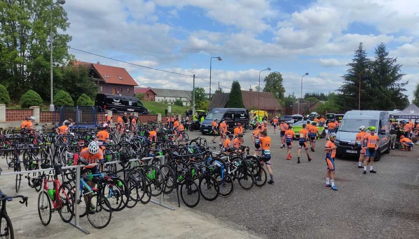 Kolarze i kolarki na trasie tegorocznego wyścigu European Peace Ride