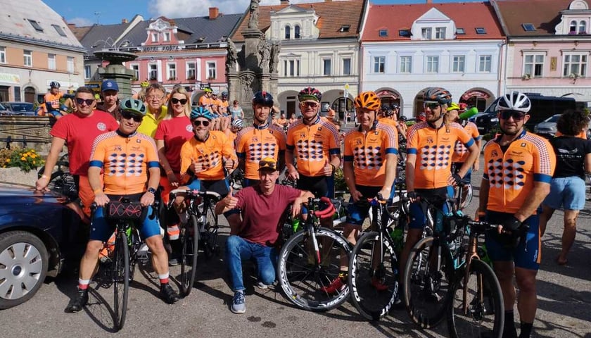 Kolarze i kolarki na trasie tegorocznego wyścigu European Peace Ride