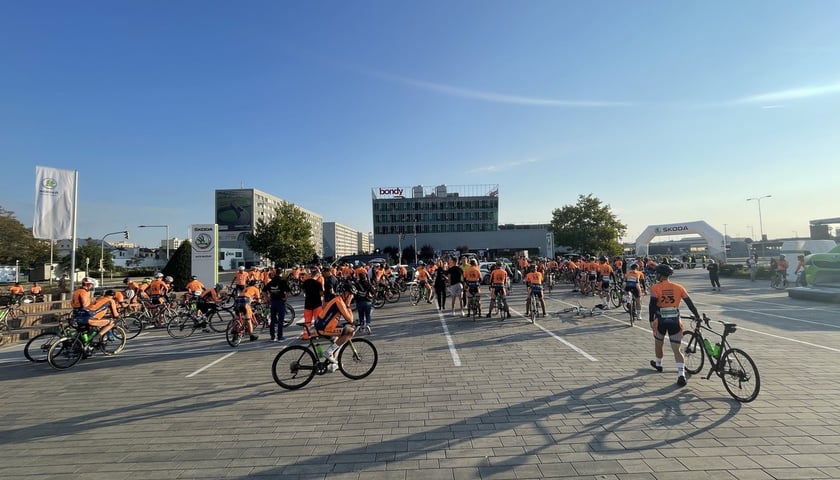 Kolarze i kolarki na trasie tegorocznego wyścigu European Peace Ride