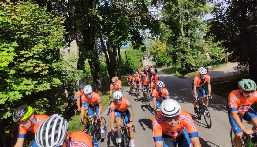 Kolarze i kolarki na trasie tegorocznego wyścigu European Peace Ride