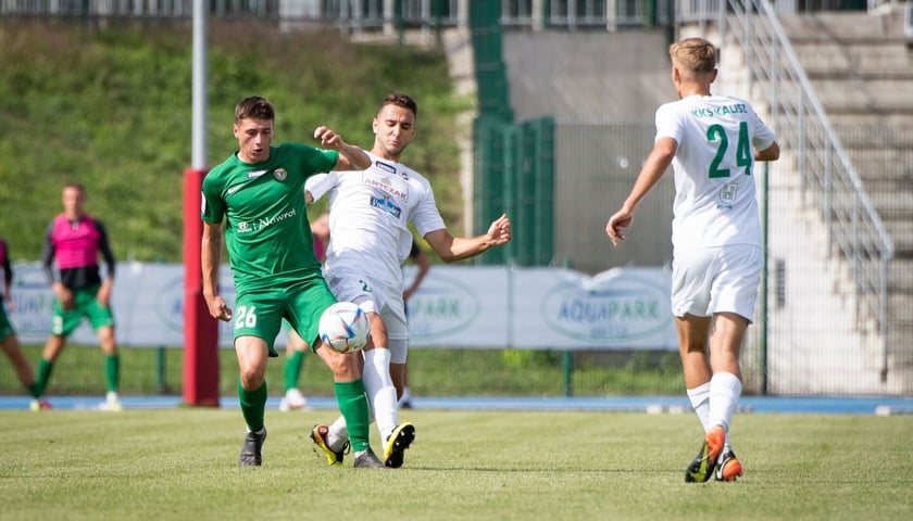 Powiększ obraz: Drugi zespół Śląska przegrał ostatnio z KKS-em Kalisz. Teraz czeka ich mecz z bezpośrednim rywalem w tabeli eWinner 2. ligi