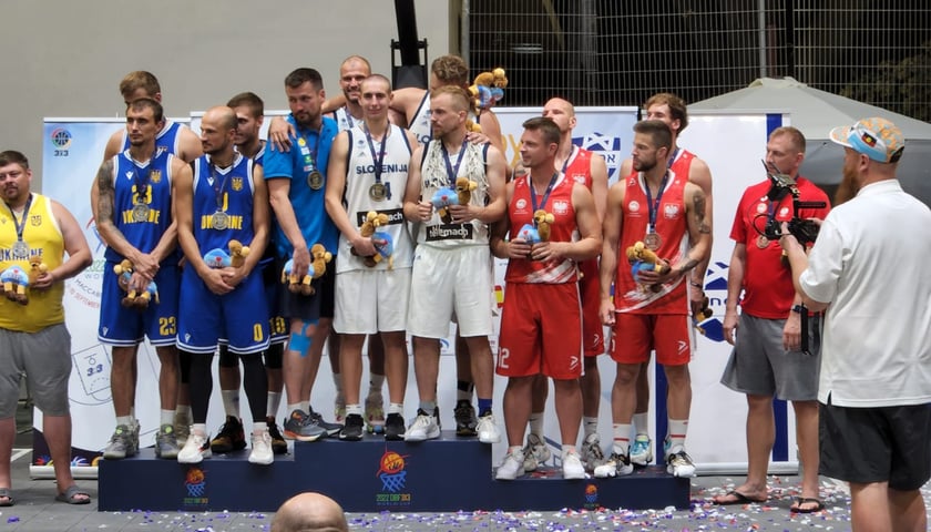 Powiększ obraz: Polscy koszykarze wywalczyli brązowe medale mistrzostw świata 3x3