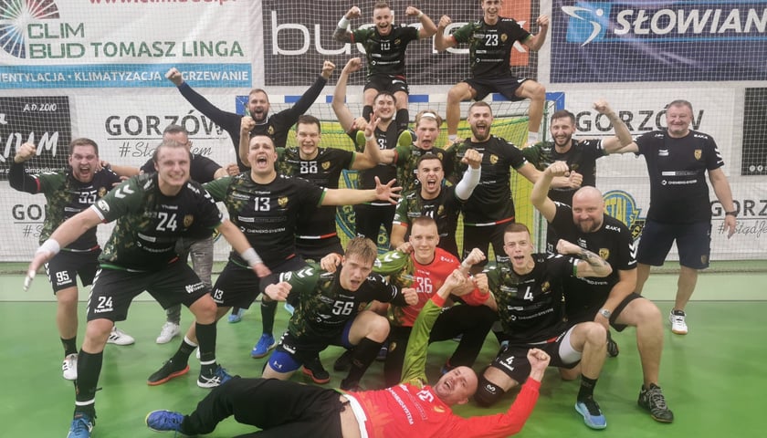 Powiększ obraz: Piłkarze ręczni Śląska Wrocław wygrali dreszczowiec w Gorzowie Wielkopolskim