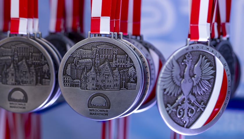 pamiątkowe medale WrocWalk Marthon 2021