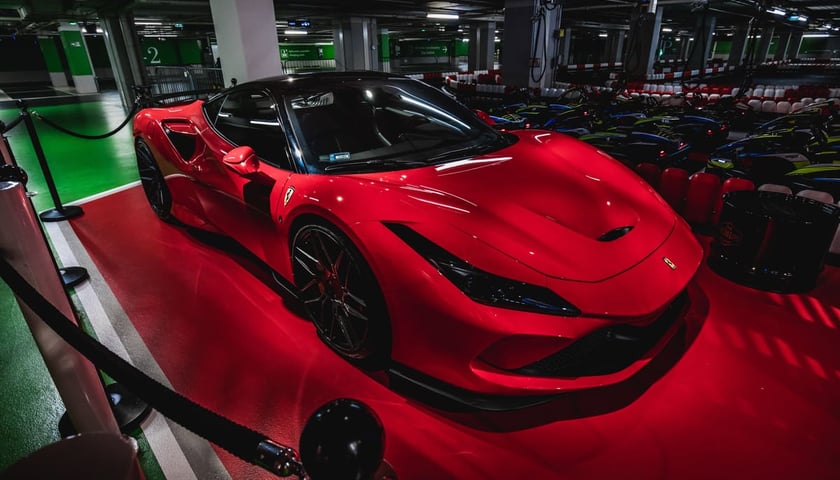 Powiększ obraz: Ferrari na torze Pitlane