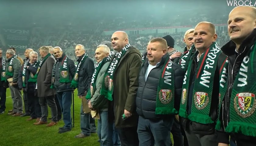 Na zdjęciu legendy Śląska Wrocław na murawie podczas meczu Śląsk Wrocław - Legia Warszawa