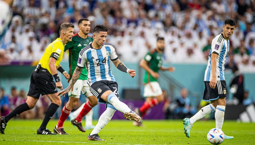 Powiększ obraz: Na zdjęciu Enzo Fernandez, piłkarz reprezentacji Argentyny podczas meczu z Meksykiem na mundialu w Katarze 2022