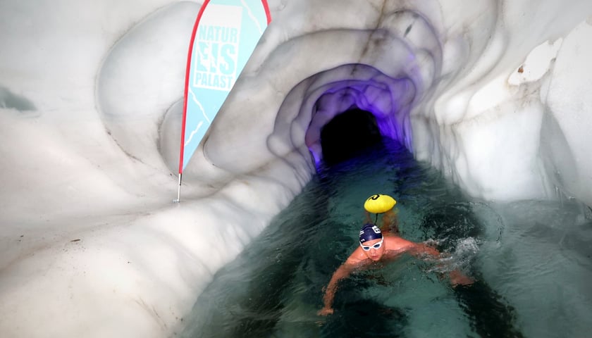 Powiększ obraz: Krzysztof Gajewski podczas bicia rekordu Guinnessa w jaskini lodowej Natur Eis Palast w Austrii