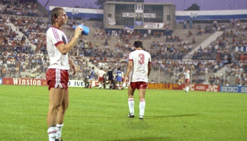 Powiększ obraz: Na zdjęciu Andrzej Szarmach podczas meczu Polska - Francja o trzecie miejsce na mistrzostwach świata w Hiszpanii w 1982 r.