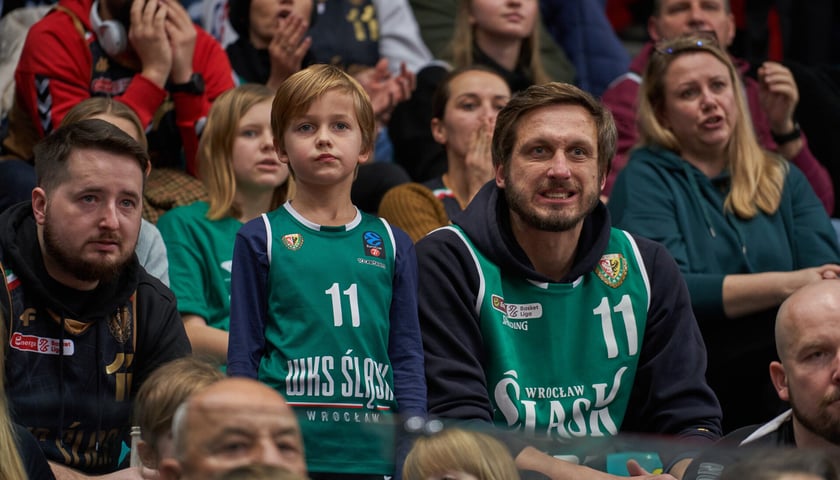 Kibice, cherleaderki i koszykarze podczas meczu Śląsk Wrocław - Arka Gdynia w Hali Orbita, 17 grudnia 2022 r.