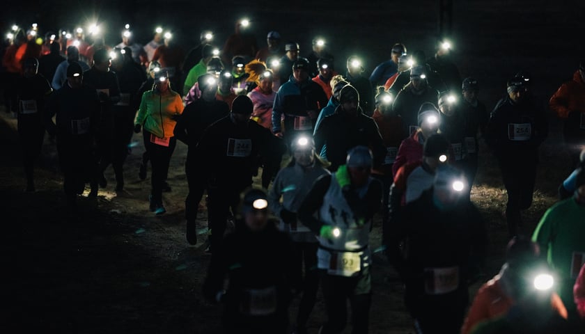 Powiększ obraz: Ścieżki Lasu Osobowickiego rozświetlą lampki-czołówki uczestników, którzy będą mieli do pokonania 5 km